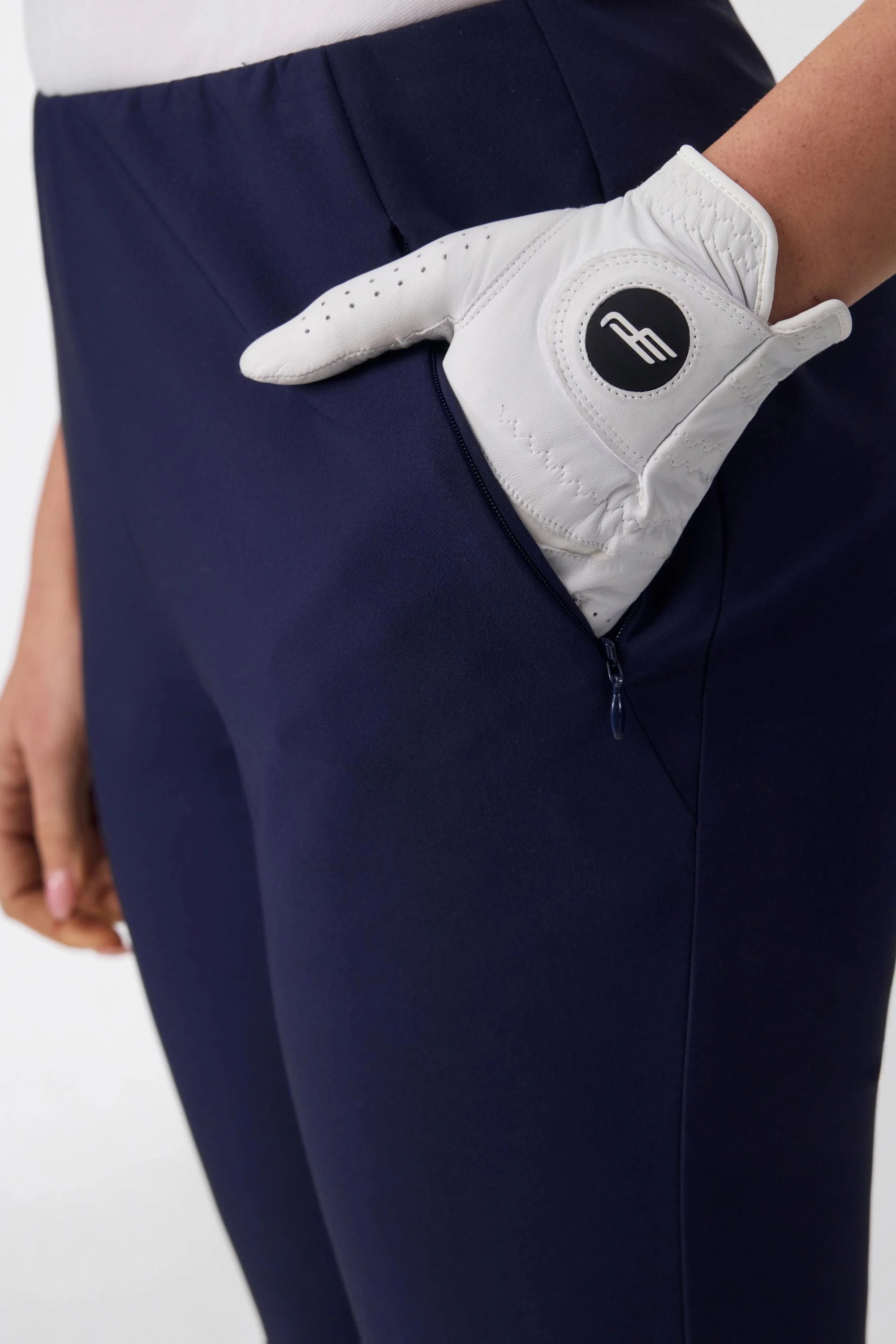 Close-up of zip pocket detail on women’s midnight navy stretch golf pants