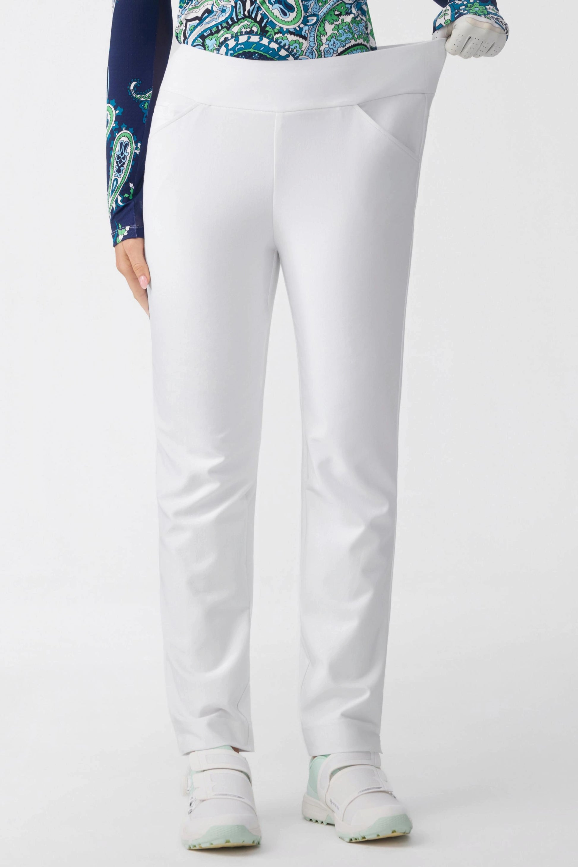 Close-up of pull-on waistband on women’s cloudline tapered golf pants
