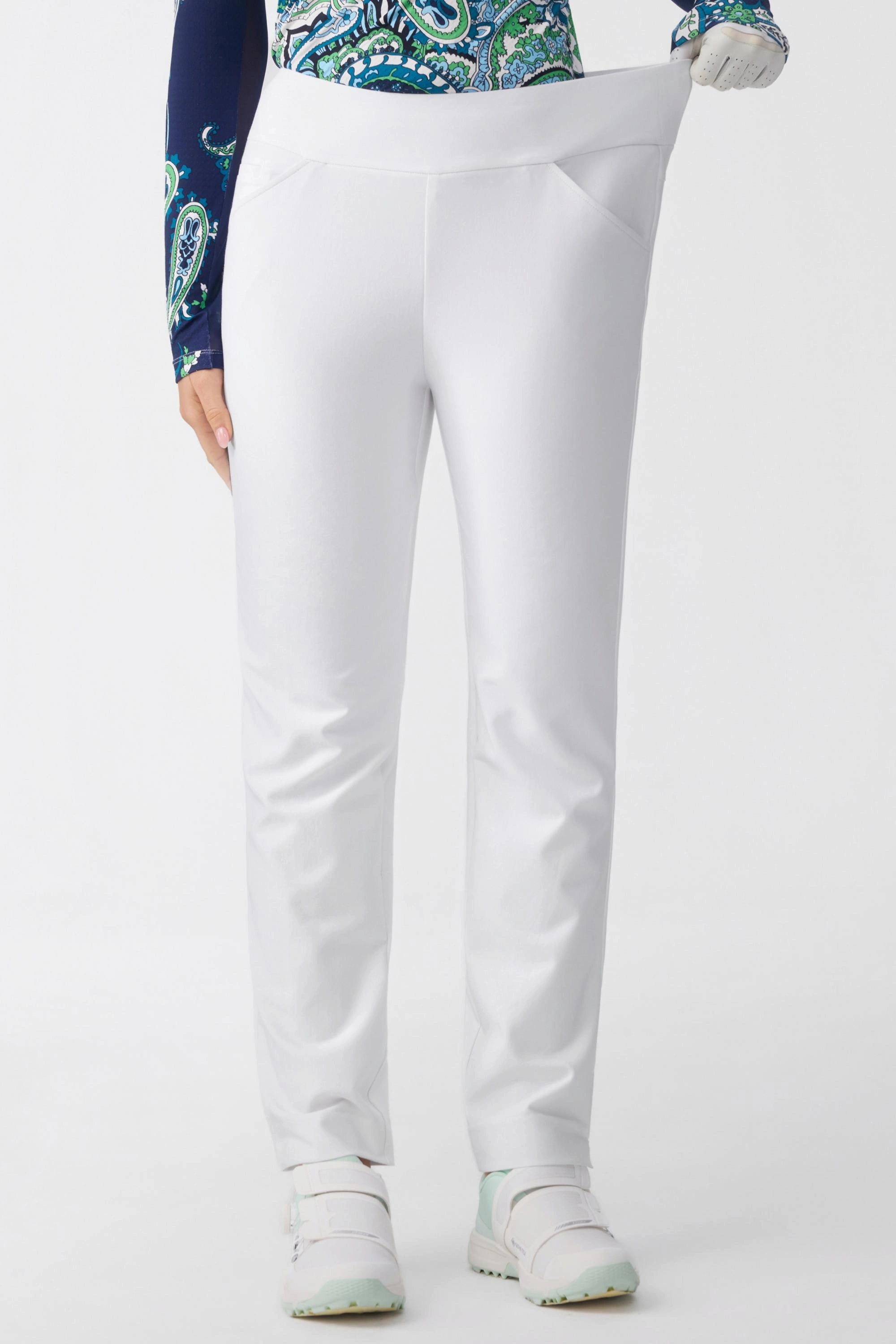 Close-up of pull-on waistband on women’s cloudline tapered golf pants