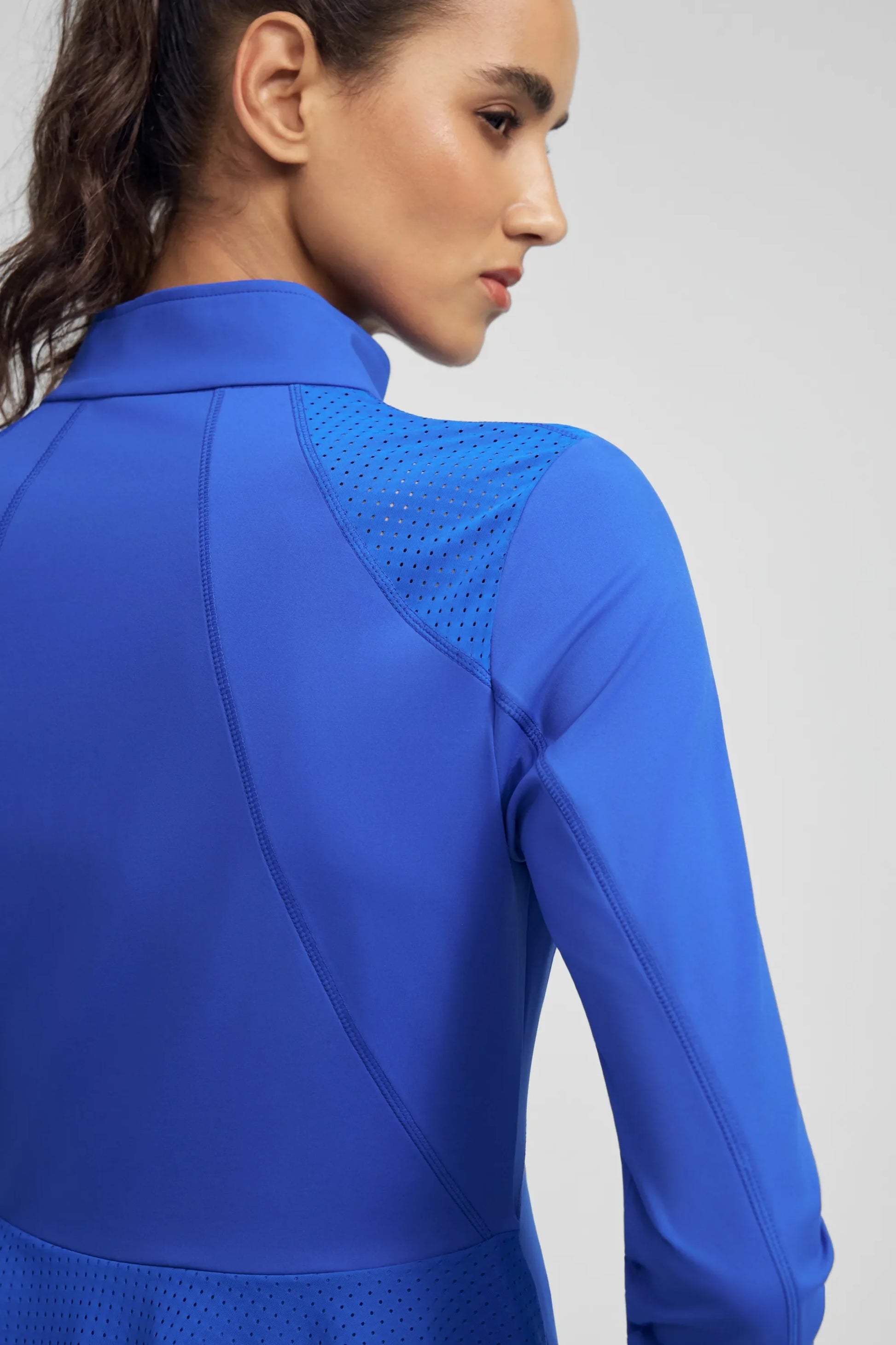 Close-up of mesh panel detail on women’s Cobalt Bloom golf jacket